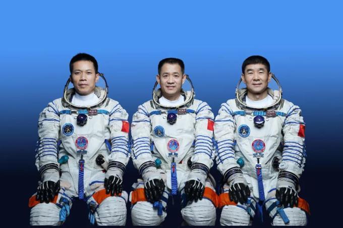 神十二两次出舱神十二任务揭秘，两次出舱活动的精彩瞬间
