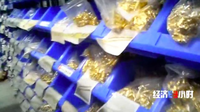 央视曝光沙金首饰销售乱象央视确实曾曝光过沙金首饰销售市场存在的乱象。这些乱象主要包括虚假宣传、欺诈消费者等问题。