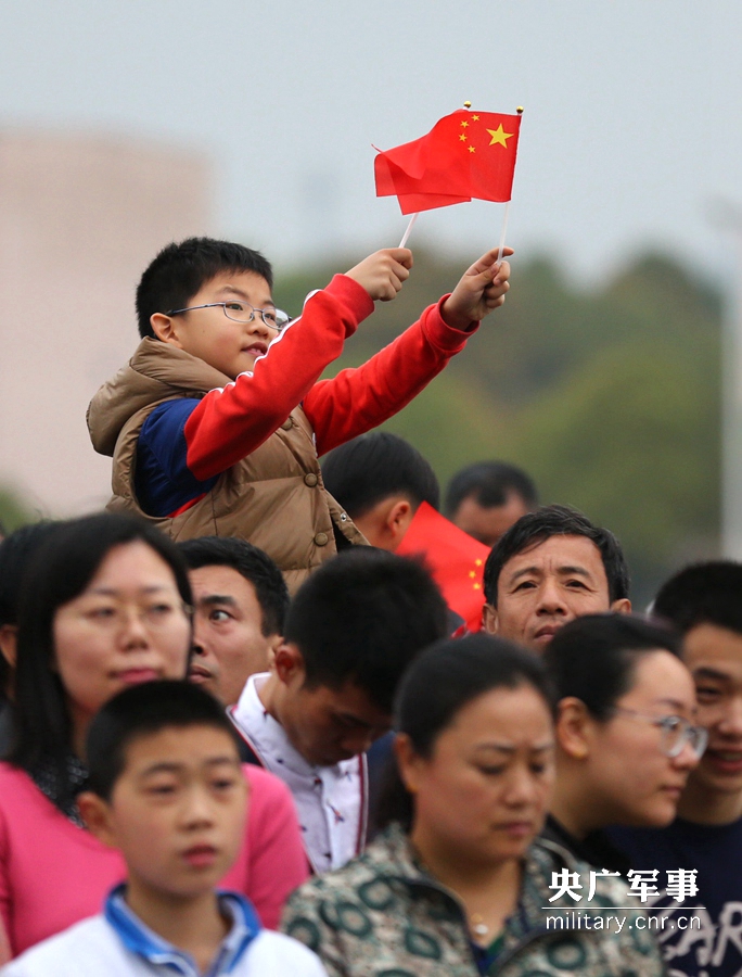 妈妈在方阵认出儿子妈妈在方阵认出儿子这句话可能是在描述一种场景，其中母亲在人群或队列中认出了自己的儿子。这种情况可能在许多场合发生，例如学校活动、公共集会等。